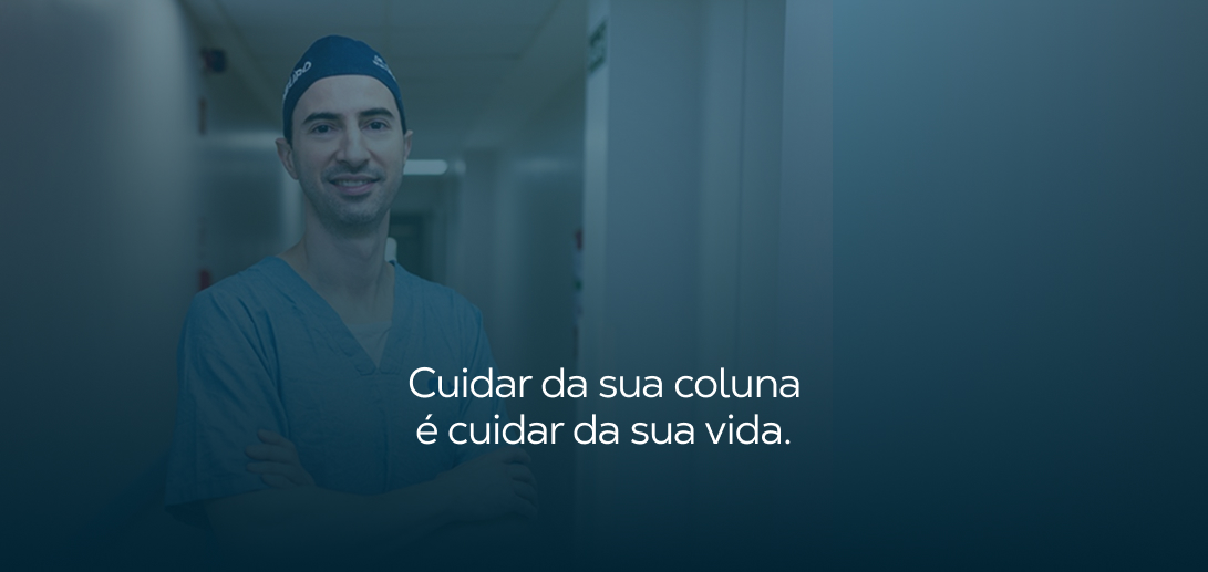 Experiência comprovada:  mais de 3 mil cirurgias realizadas. Acompanhamento completo: pré, durante e pós-cirurgia Com mais de 15 anos de atuação em João Pessoa,  Dr. Alécio Barcelos é referência nacional em neurocirurgia da coluna. Além da formação sólida na UNESP (Medicina) e no IAMSPE-SP (Neurocirurgia), e especializações internacionais, o que o diferencia é o cuidado de ponta a ponta — da primeira consulta ao pós-operatório.